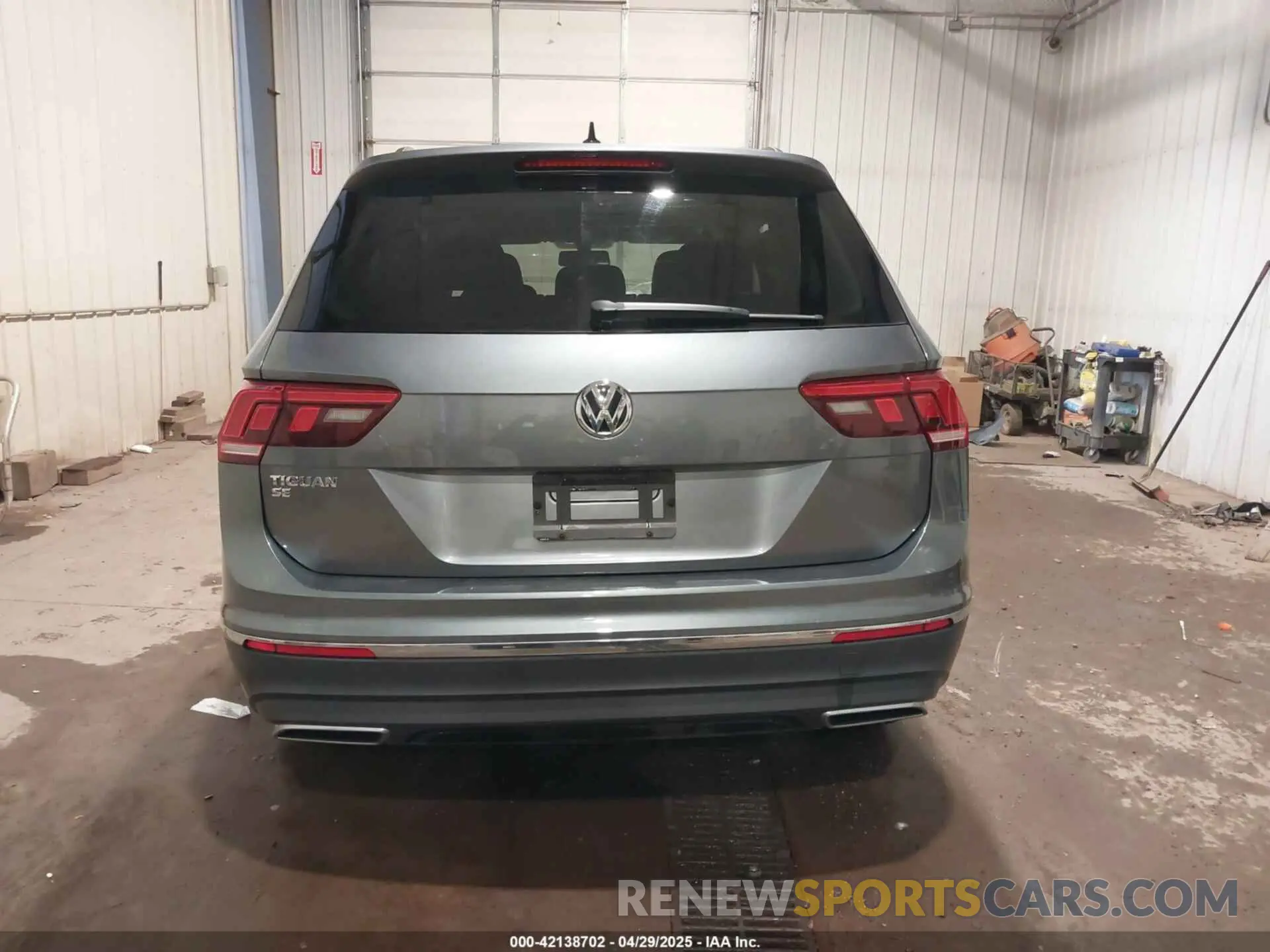 17 Photograph of a damaged car 3VV3B7AX3MM118463 VOLKSWAGEN TIGUAN 2021