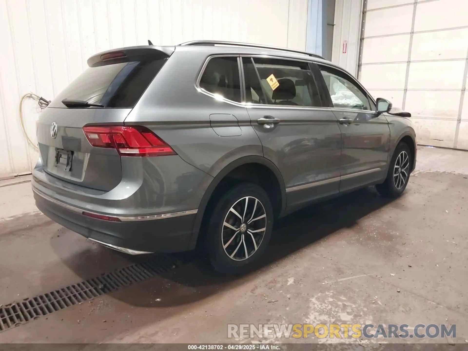 4 Photograph of a damaged car 3VV3B7AX3MM118463 VOLKSWAGEN TIGUAN 2021