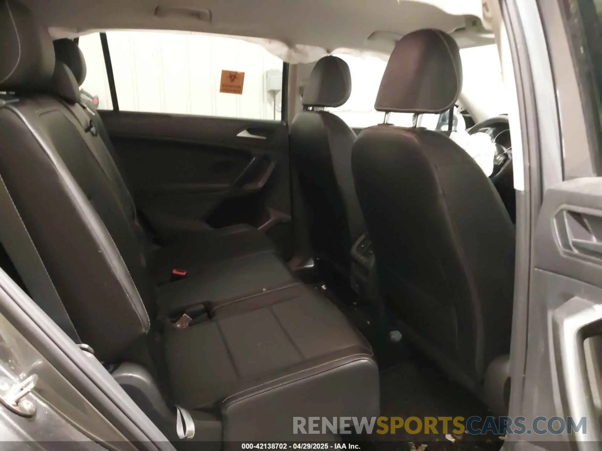 8 Photograph of a damaged car 3VV3B7AX3MM118463 VOLKSWAGEN TIGUAN 2021