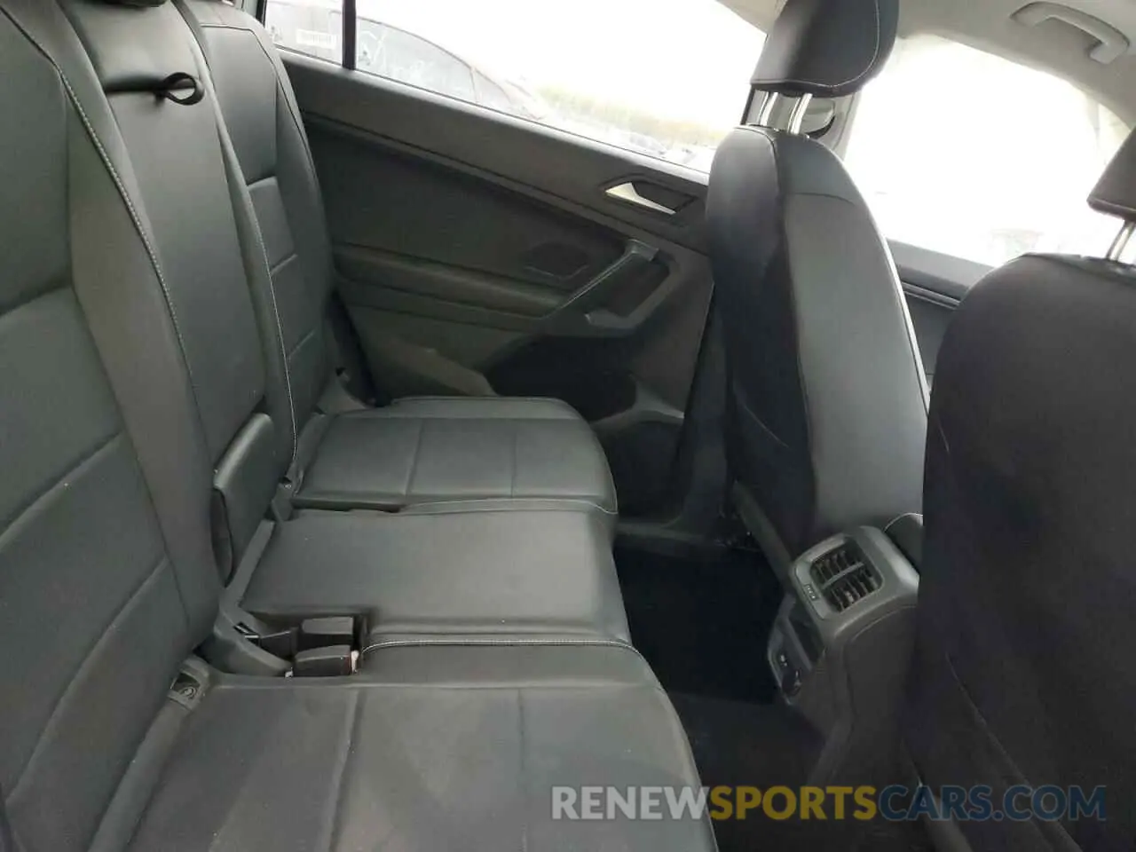 11 Photograph of a damaged car 3VV3B7AX4MM080130 VOLKSWAGEN TIGUAN 2021