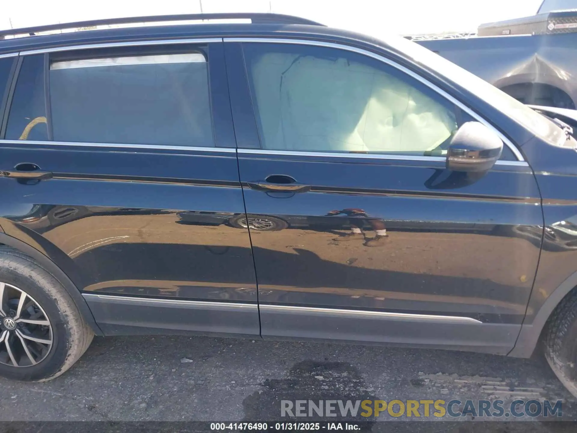 12 Photograph of a damaged car 3VV3B7AX4MM095811 VOLKSWAGEN TIGUAN 2021