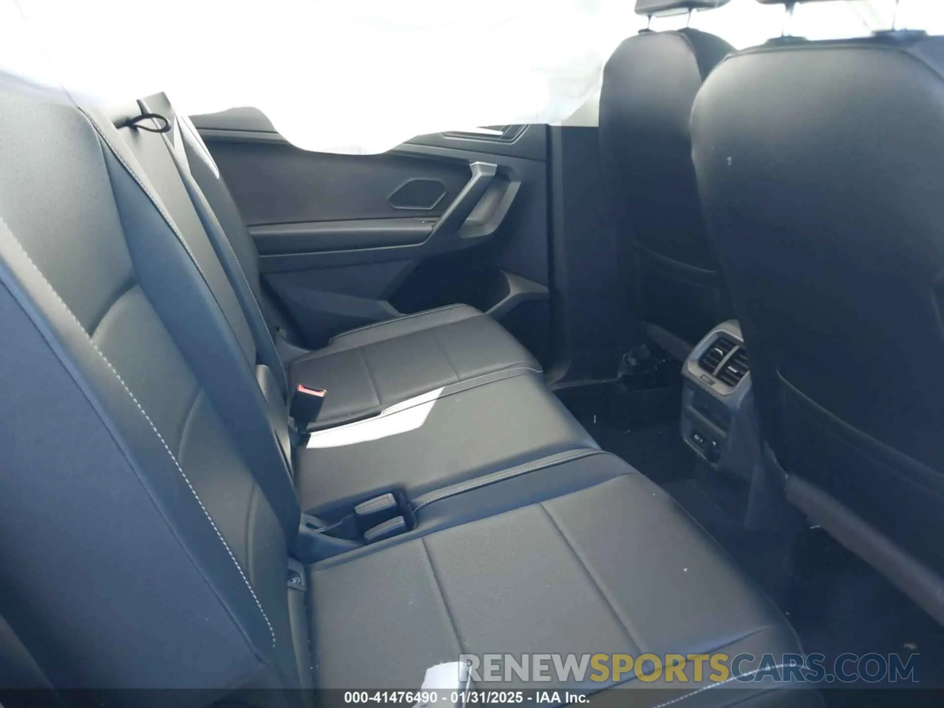 8 Photograph of a damaged car 3VV3B7AX4MM095811 VOLKSWAGEN TIGUAN 2021