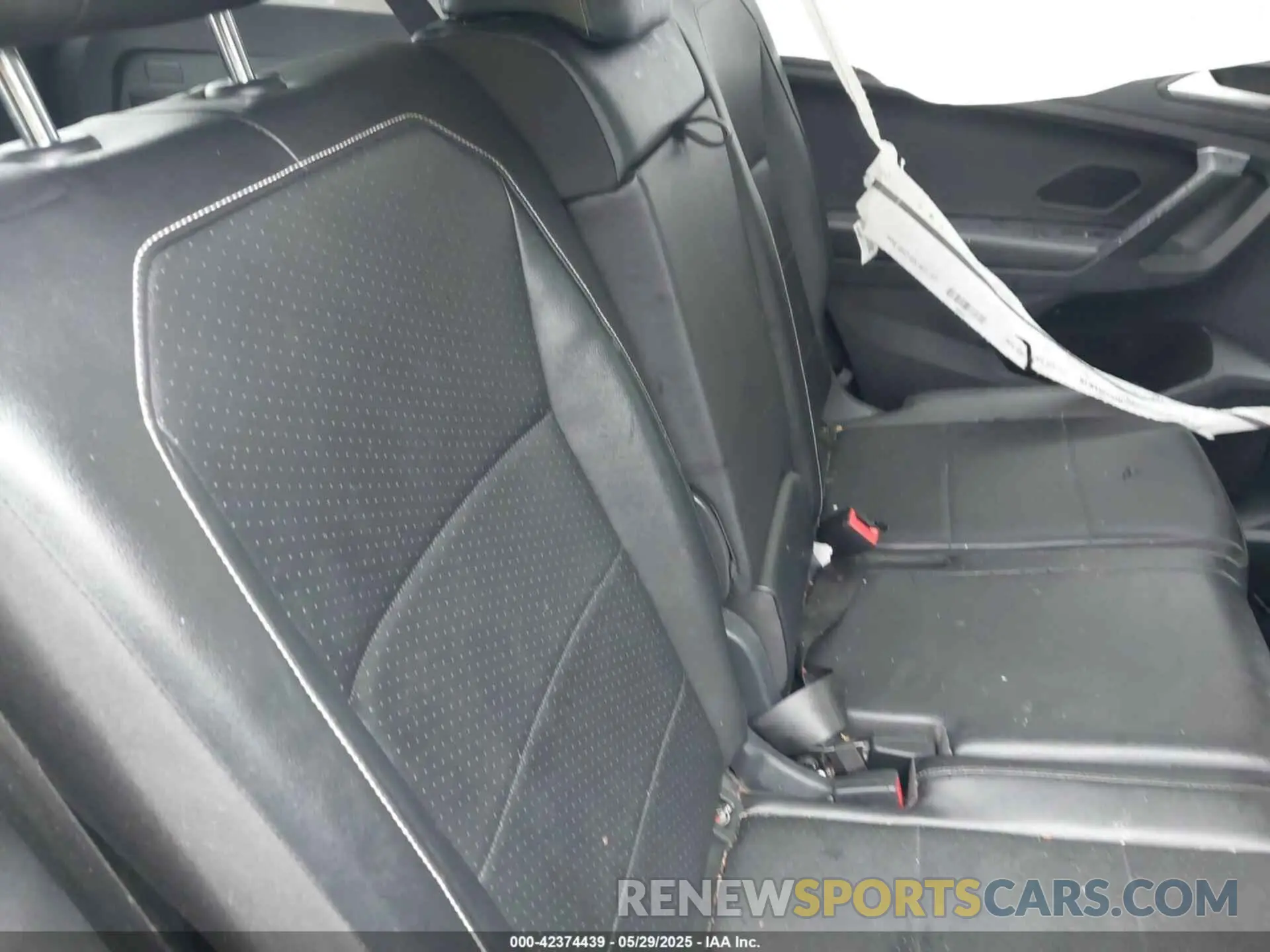 8 Photograph of a damaged car 3VV3B7AX4MM114454 VOLKSWAGEN TIGUAN 2021
