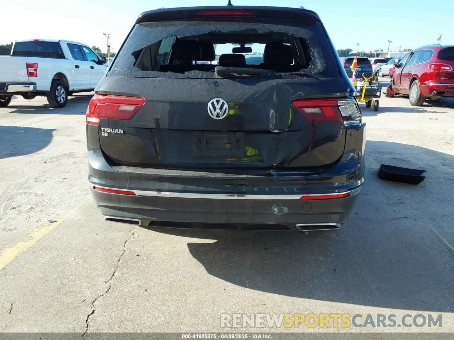 17 Photograph of a damaged car 3VV3B7AX4MM115359 VOLKSWAGEN TIGUAN 2021