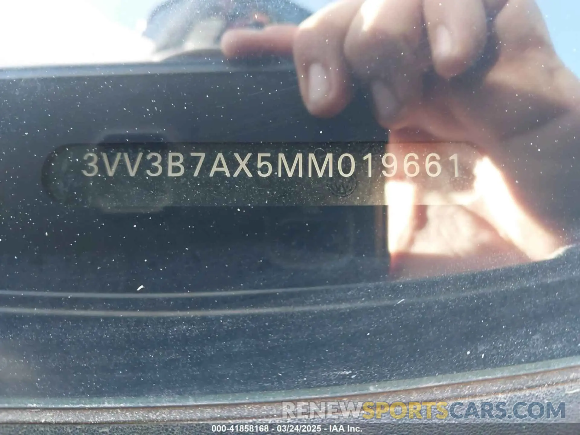 17 Photograph of a damaged car 3VV3B7AX5MM019661 VOLKSWAGEN TIGUAN 2021