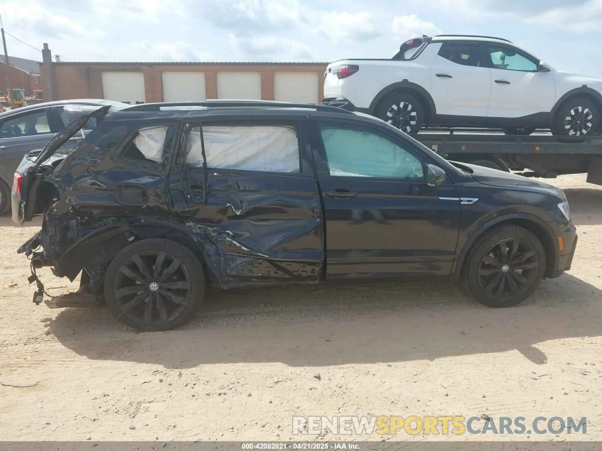 14 Photograph of a damaged car 3VV3B7AX5MM027369 VOLKSWAGEN TIGUAN 2021