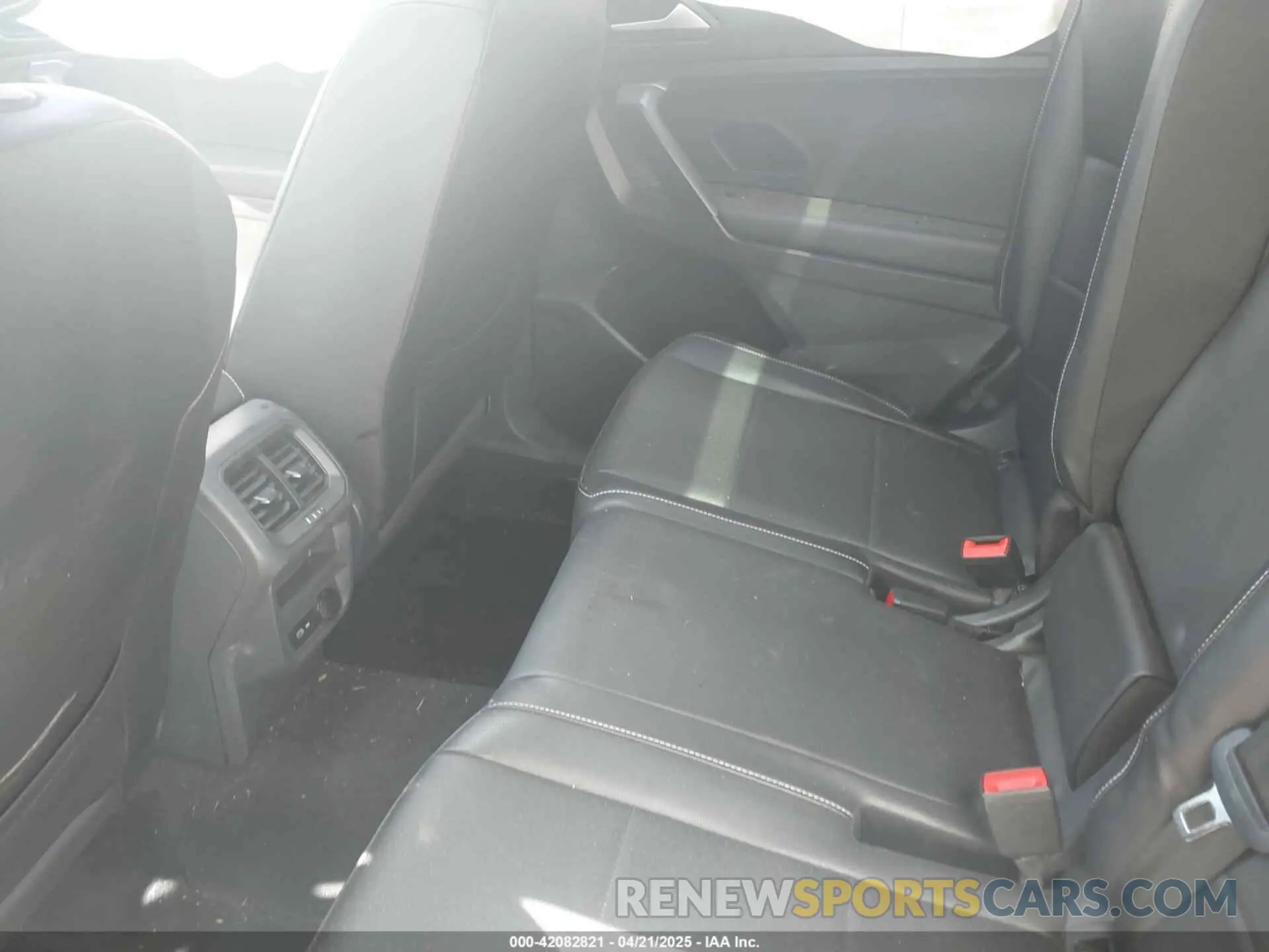 8 Photograph of a damaged car 3VV3B7AX5MM027369 VOLKSWAGEN TIGUAN 2021