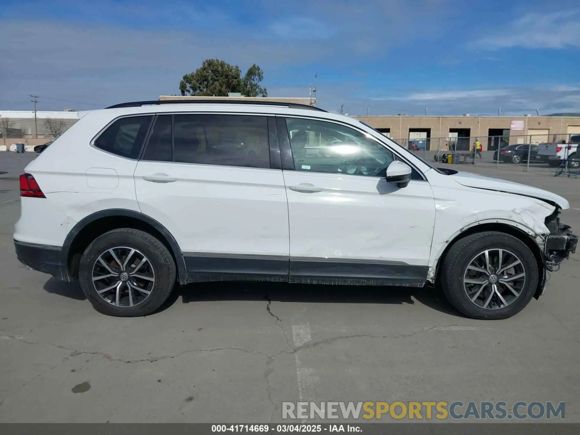 14 Photograph of a damaged car 3VV3B7AX5MM033611 VOLKSWAGEN TIGUAN 2021