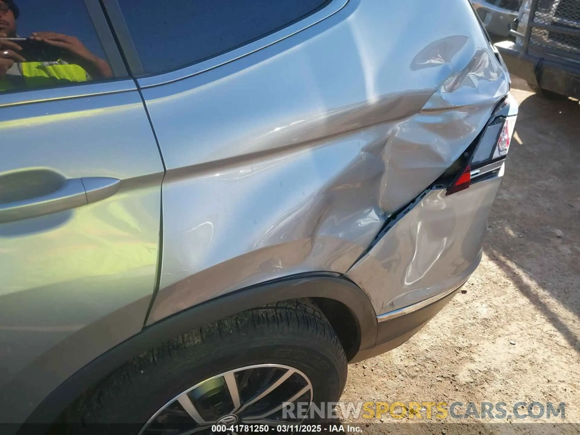 17 Photograph of a damaged car 3VV3B7AX5MM068312 VOLKSWAGEN TIGUAN 2021