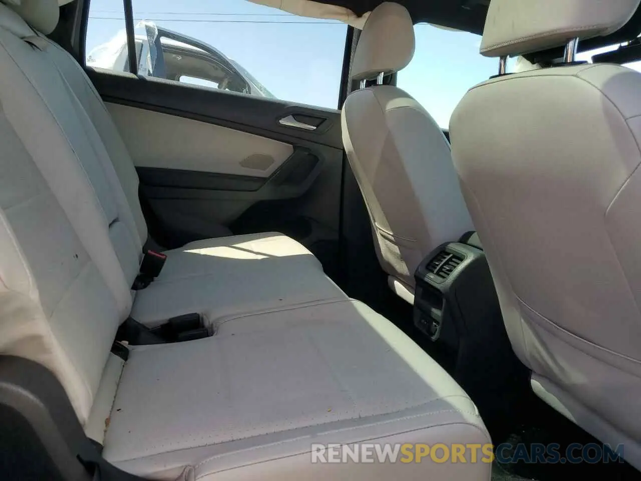 11 Photograph of a damaged car 3VV3B7AX5MM073784 VOLKSWAGEN TIGUAN 2021