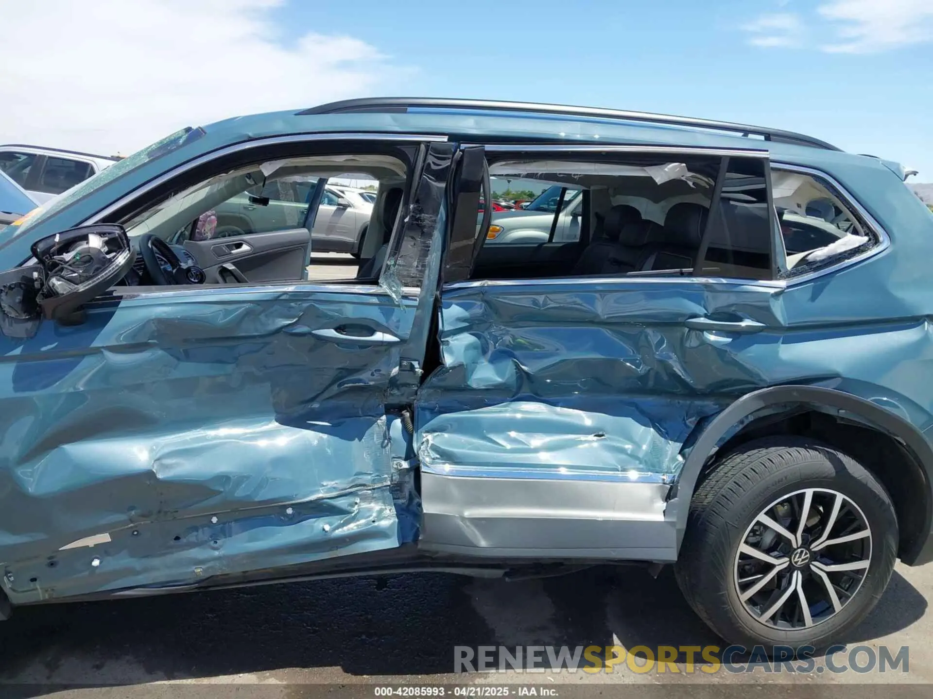 14 Photograph of a damaged car 3VV3B7AX5MM146829 VOLKSWAGEN TIGUAN 2021