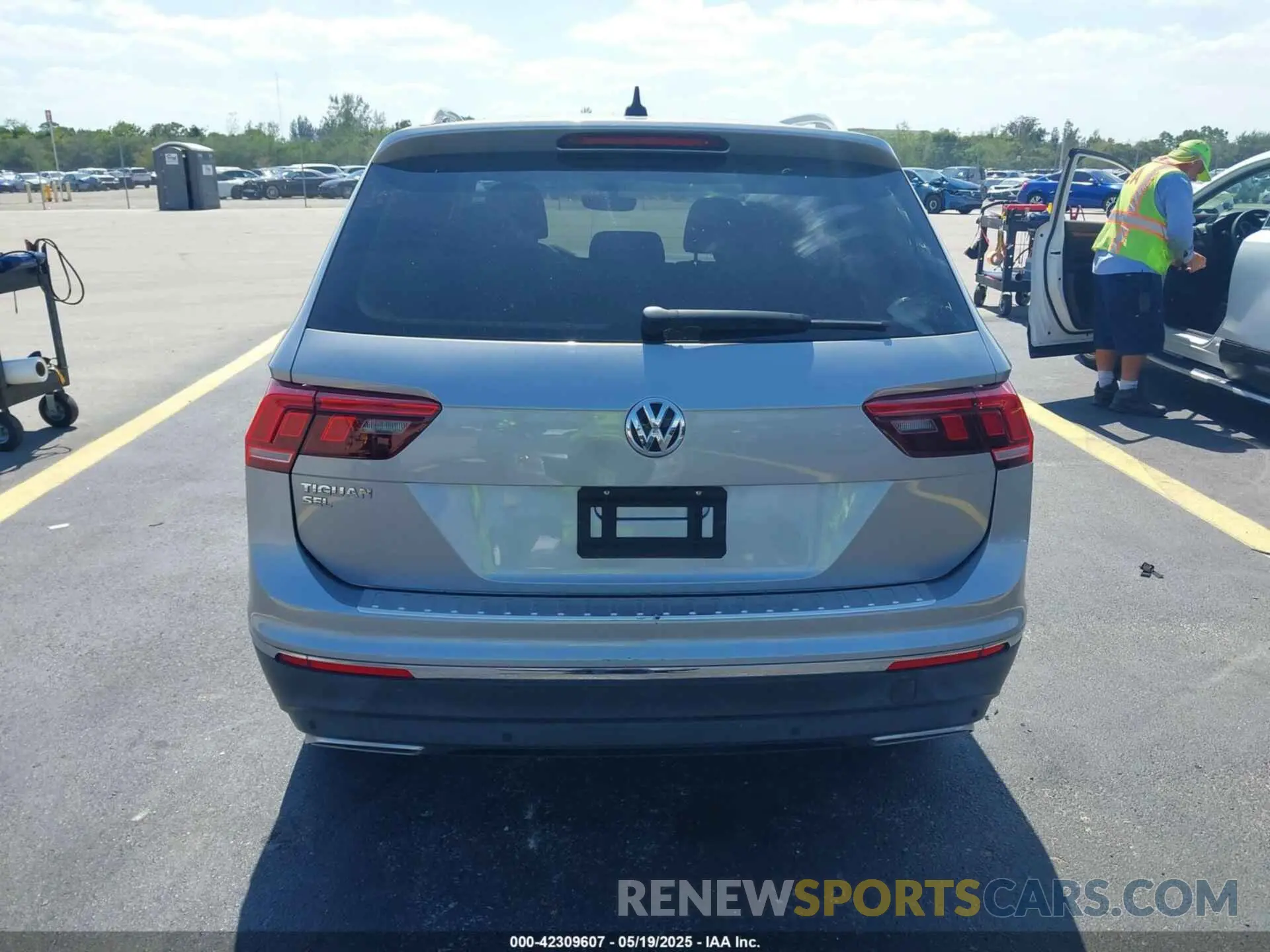 16 Photograph of a damaged car 3VV3B7AX6MM035657 VOLKSWAGEN TIGUAN 2021