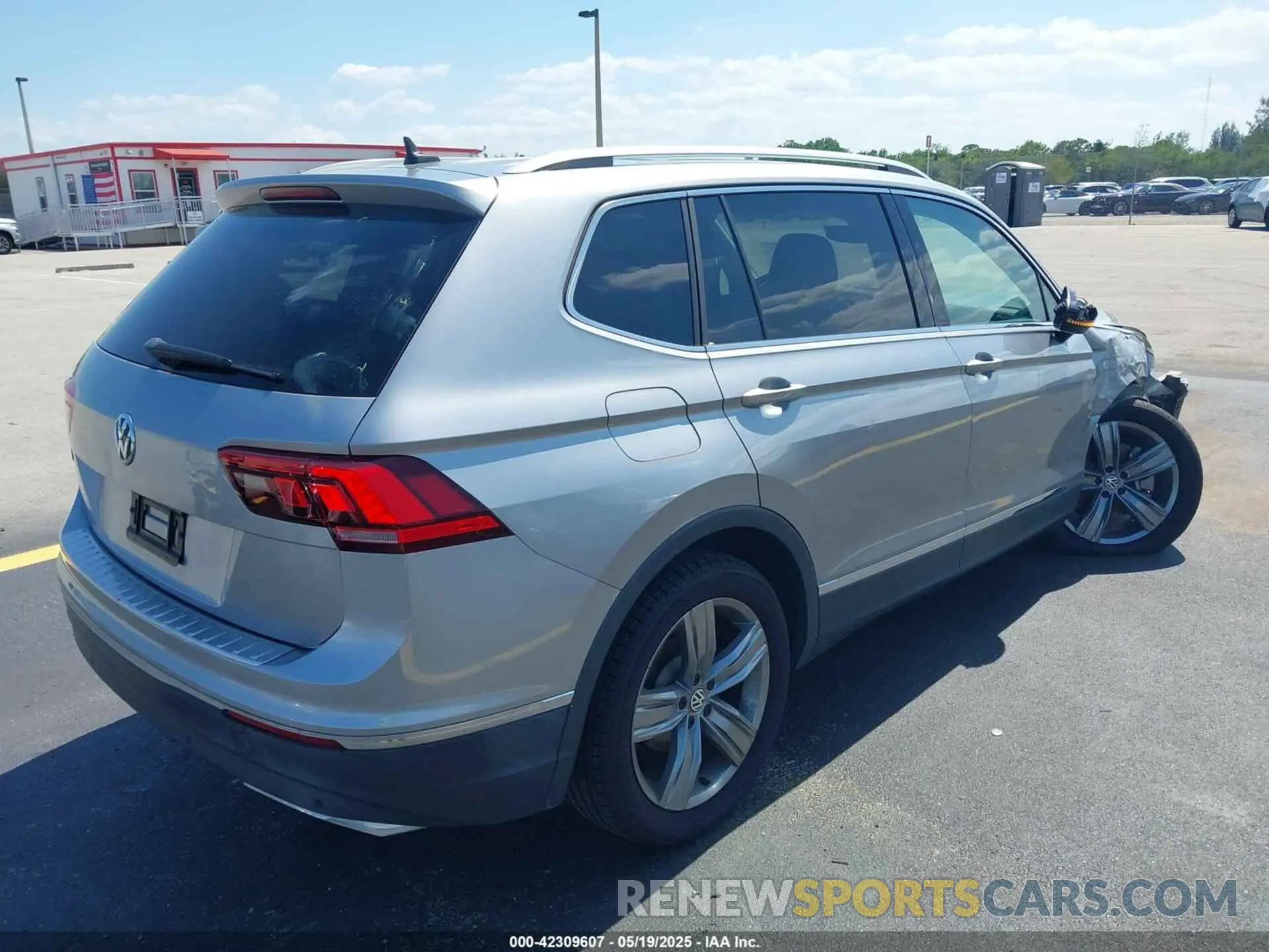 4 Photograph of a damaged car 3VV3B7AX6MM035657 VOLKSWAGEN TIGUAN 2021