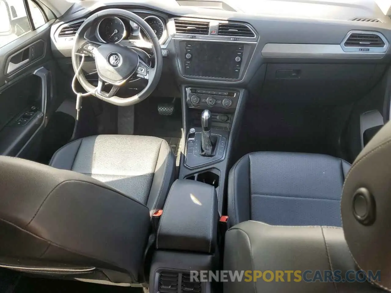 8 Photograph of a damaged car 3VV3B7AX6MM068304 VOLKSWAGEN TIGUAN 2021