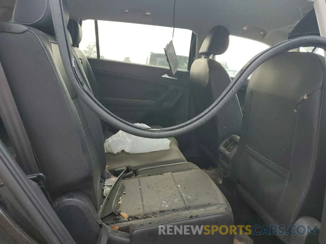 11 Photograph of a damaged car 3VV3B7AX6MM100281 VOLKSWAGEN TIGUAN 2021