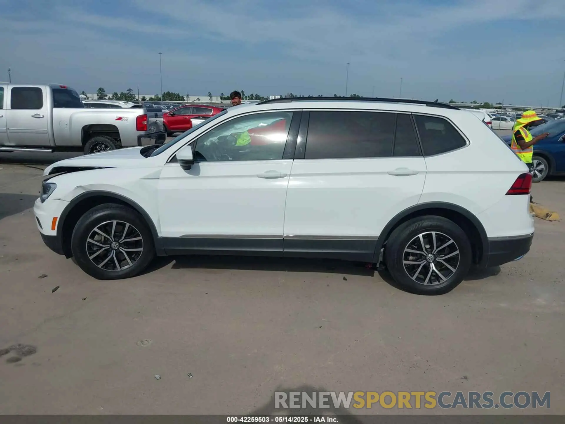 14 Photograph of a damaged car 3VV3B7AX7MM065332 VOLKSWAGEN TIGUAN 2021