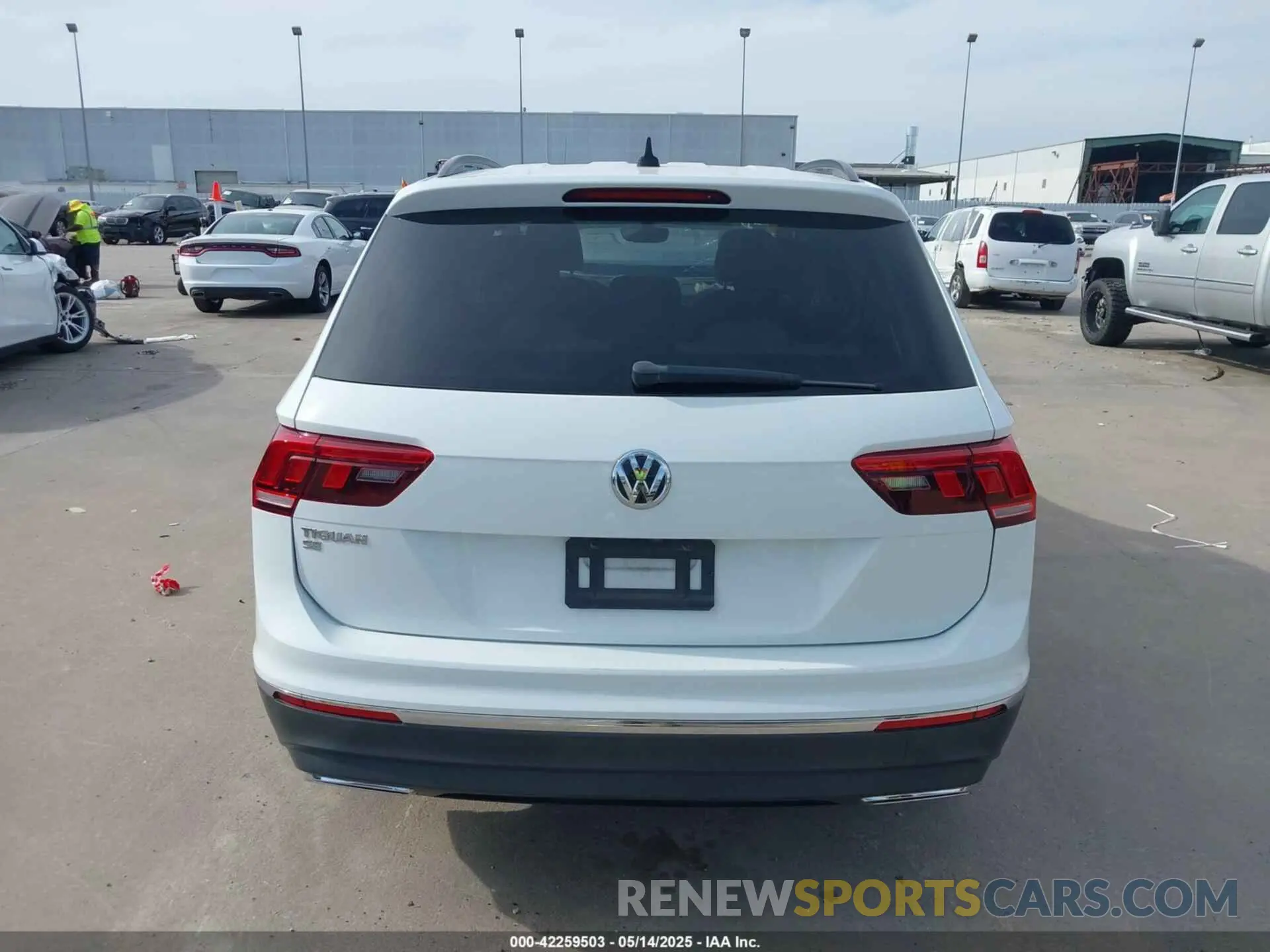 16 Photograph of a damaged car 3VV3B7AX7MM065332 VOLKSWAGEN TIGUAN 2021