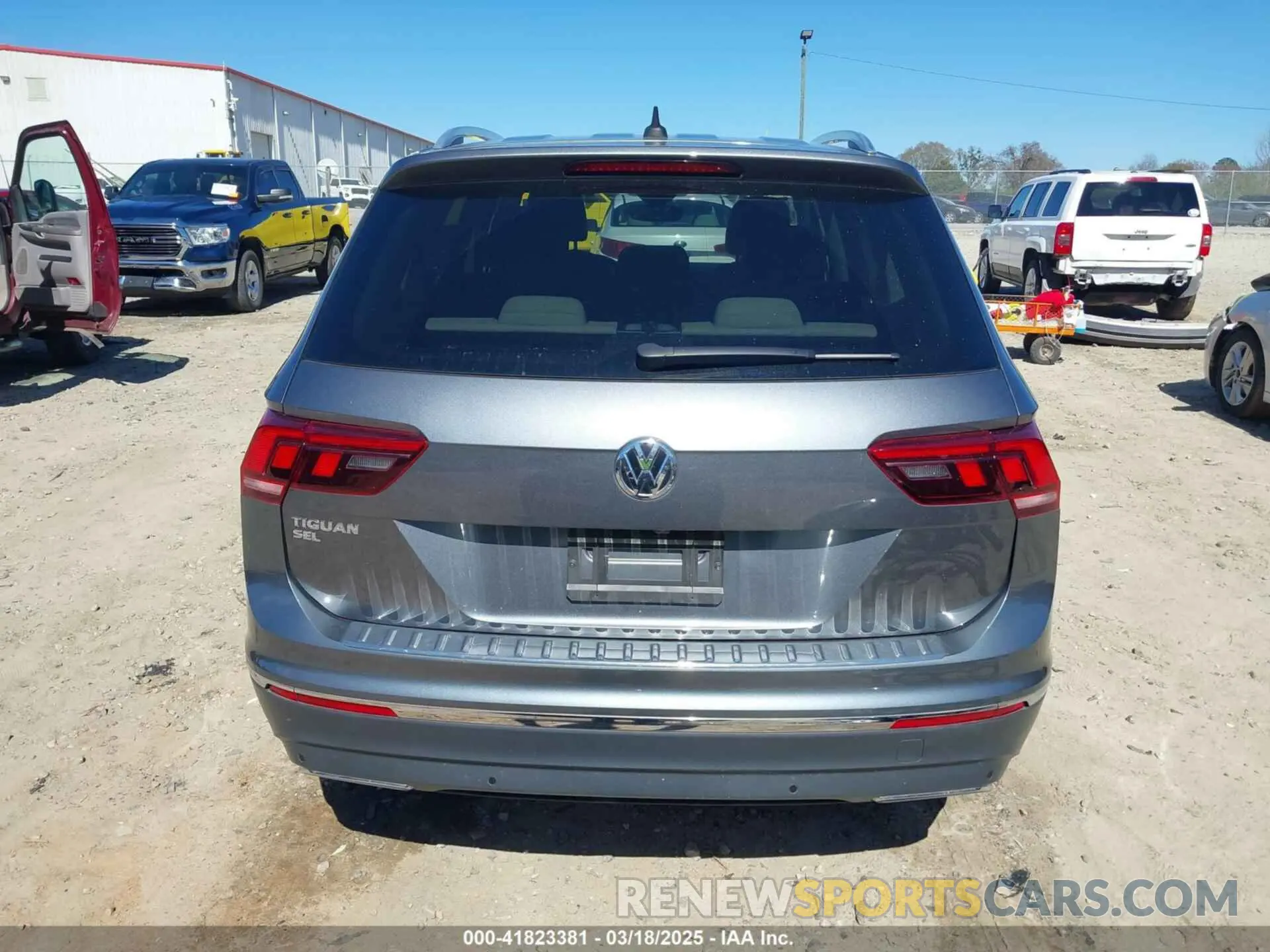 17 Photograph of a damaged car 3VV3B7AX8MM029357 VOLKSWAGEN TIGUAN 2021