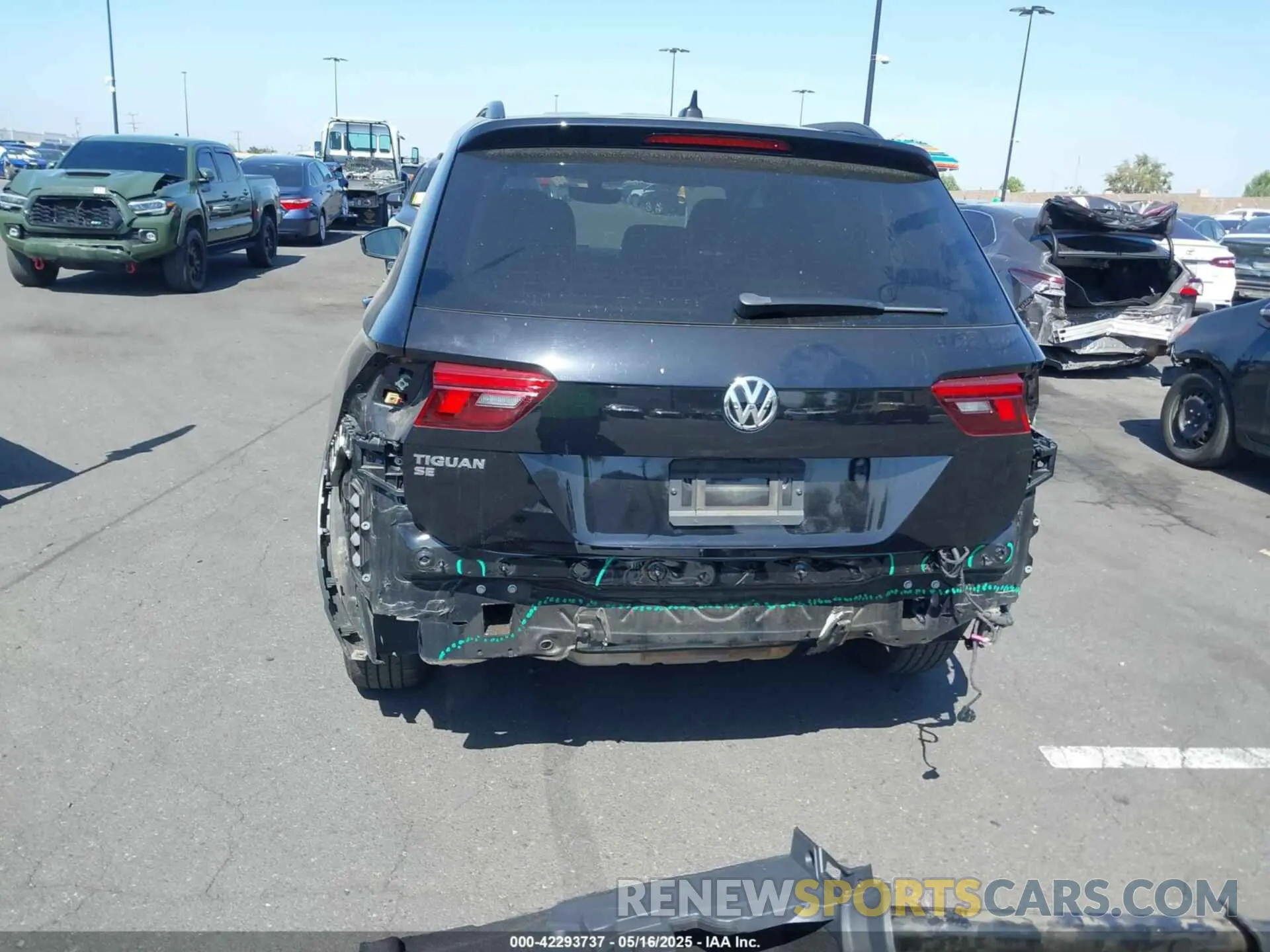 17 Photograph of a damaged car 3VV3B7AX8MM158344 VOLKSWAGEN TIGUAN 2021