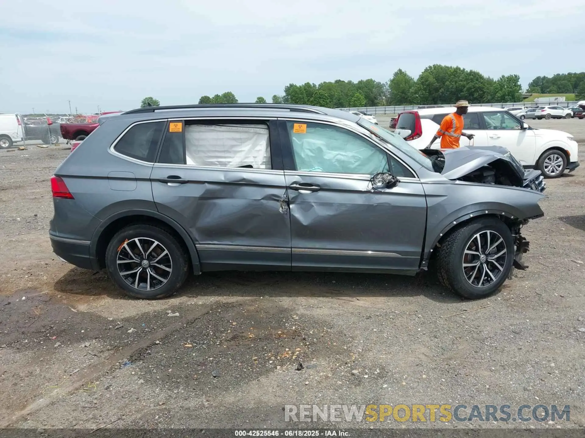 13 Photograph of a damaged car 3VV3B7AX8MM159316 VOLKSWAGEN TIGUAN 2021