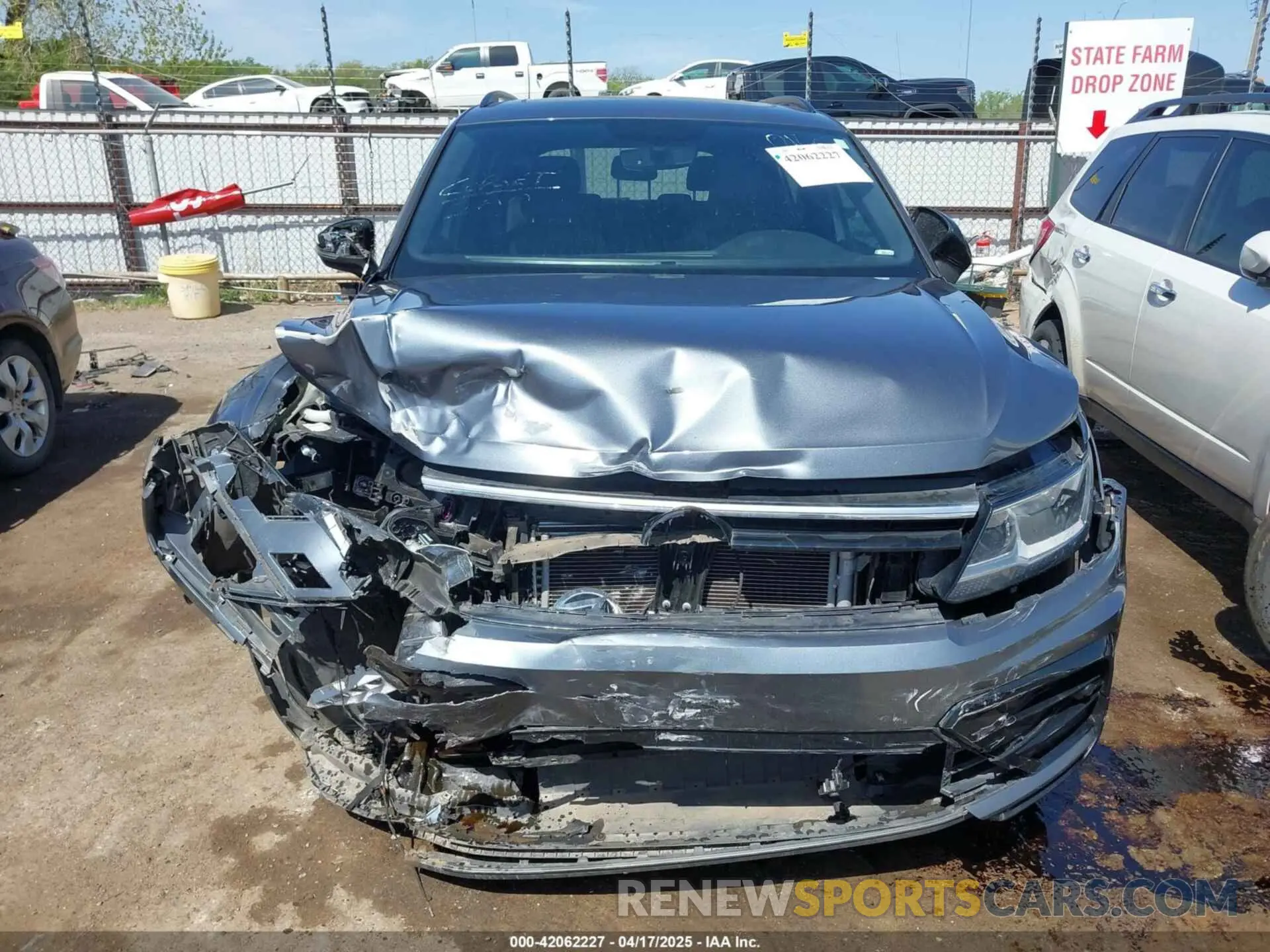 12 Photograph of a damaged car 3VV3B7AX9MM020165 VOLKSWAGEN TIGUAN 2021