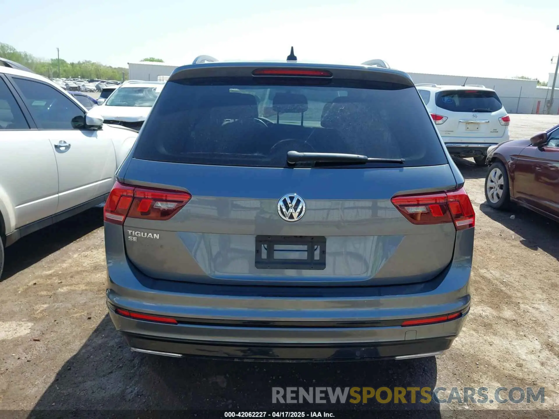 16 Photograph of a damaged car 3VV3B7AX9MM020165 VOLKSWAGEN TIGUAN 2021