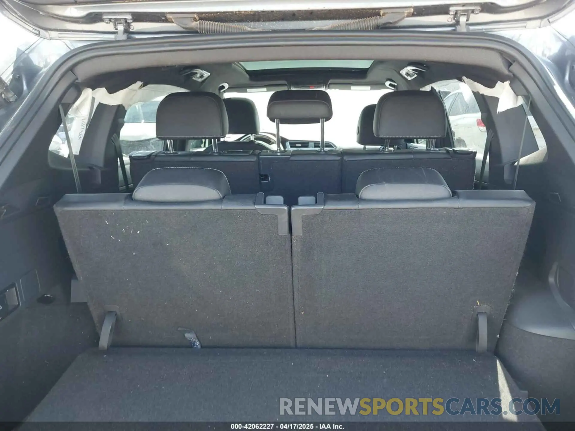 17 Photograph of a damaged car 3VV3B7AX9MM020165 VOLKSWAGEN TIGUAN 2021