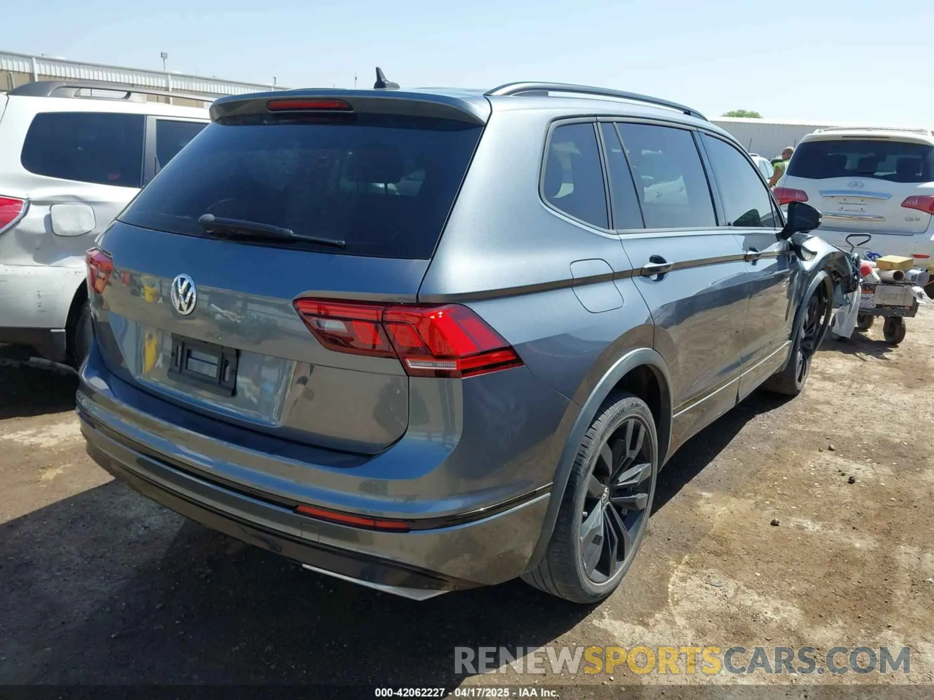 4 Photograph of a damaged car 3VV3B7AX9MM020165 VOLKSWAGEN TIGUAN 2021