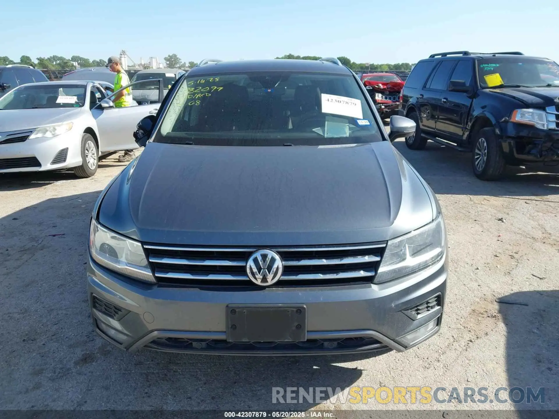 12 Photograph of a damaged car 3VV3B7AX9MM024121 VOLKSWAGEN TIGUAN 2021