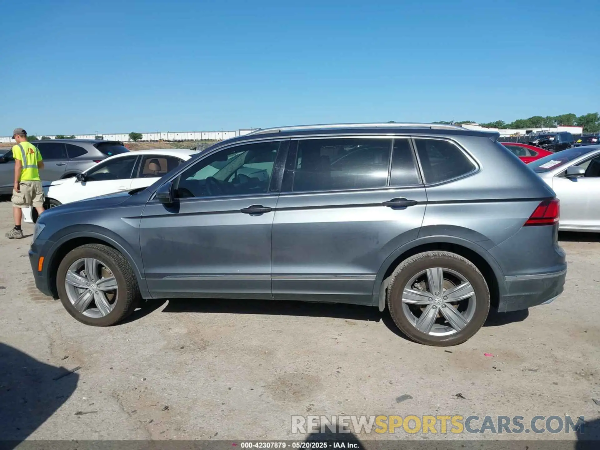 14 Photograph of a damaged car 3VV3B7AX9MM024121 VOLKSWAGEN TIGUAN 2021
