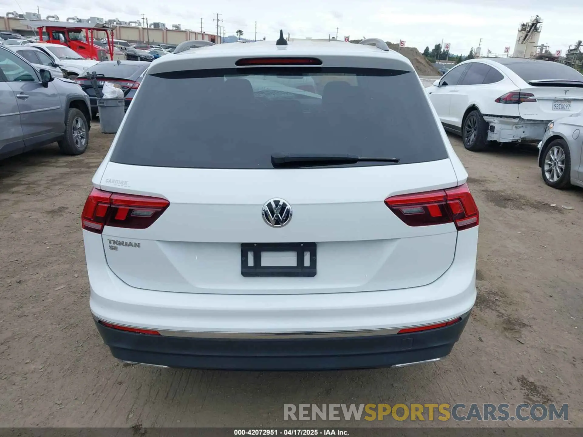 16 Photograph of a damaged car 3VV3B7AX9MM091043 VOLKSWAGEN TIGUAN 2021
