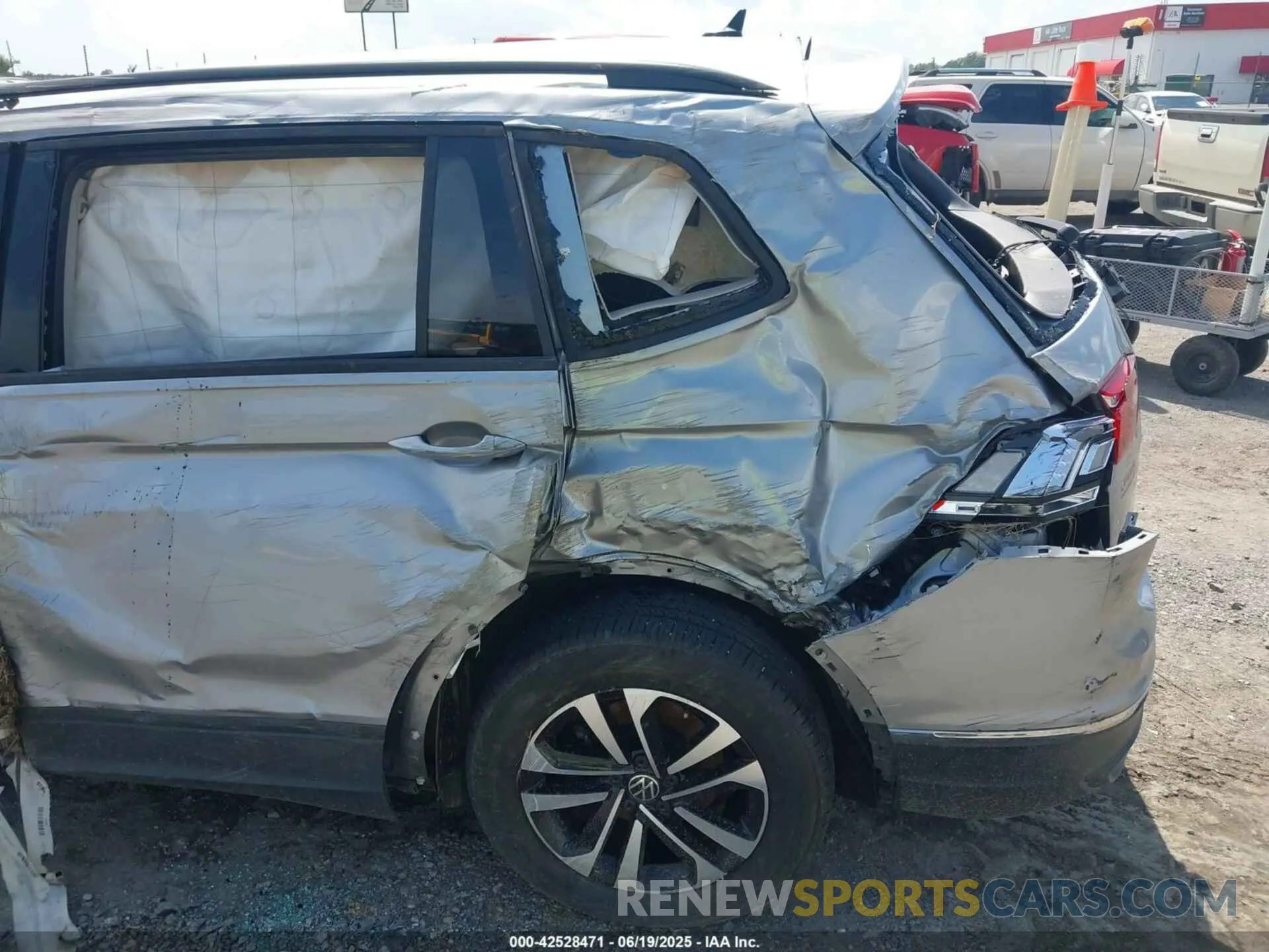 19 Photograph of a damaged car 3VV0B7AXXNM080962 VOLKSWAGEN TIGUAN 2022