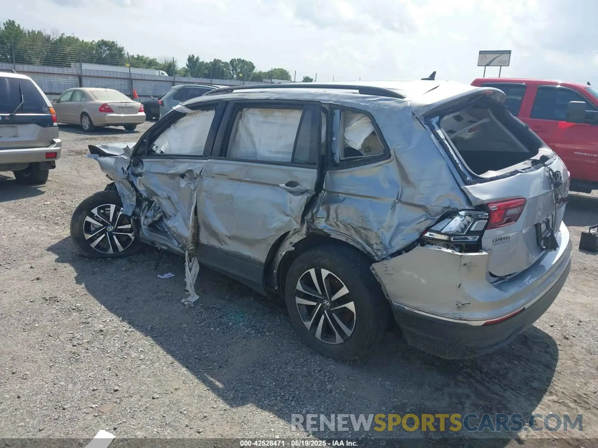 3 Photograph of a damaged car 3VV0B7AXXNM080962 VOLKSWAGEN TIGUAN 2022