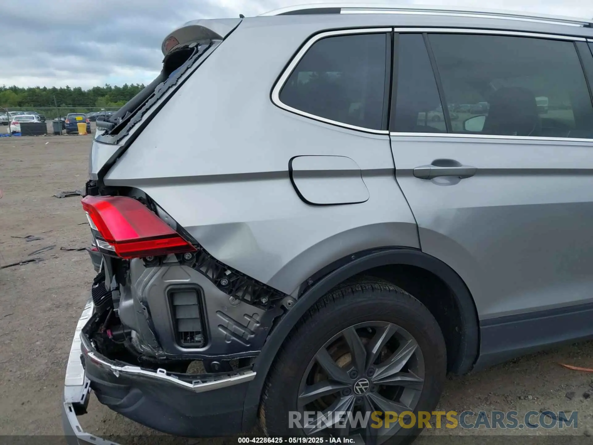 17 Photograph of a damaged car 3VV2B7AX0NM158691 VOLKSWAGEN TIGUAN 2022