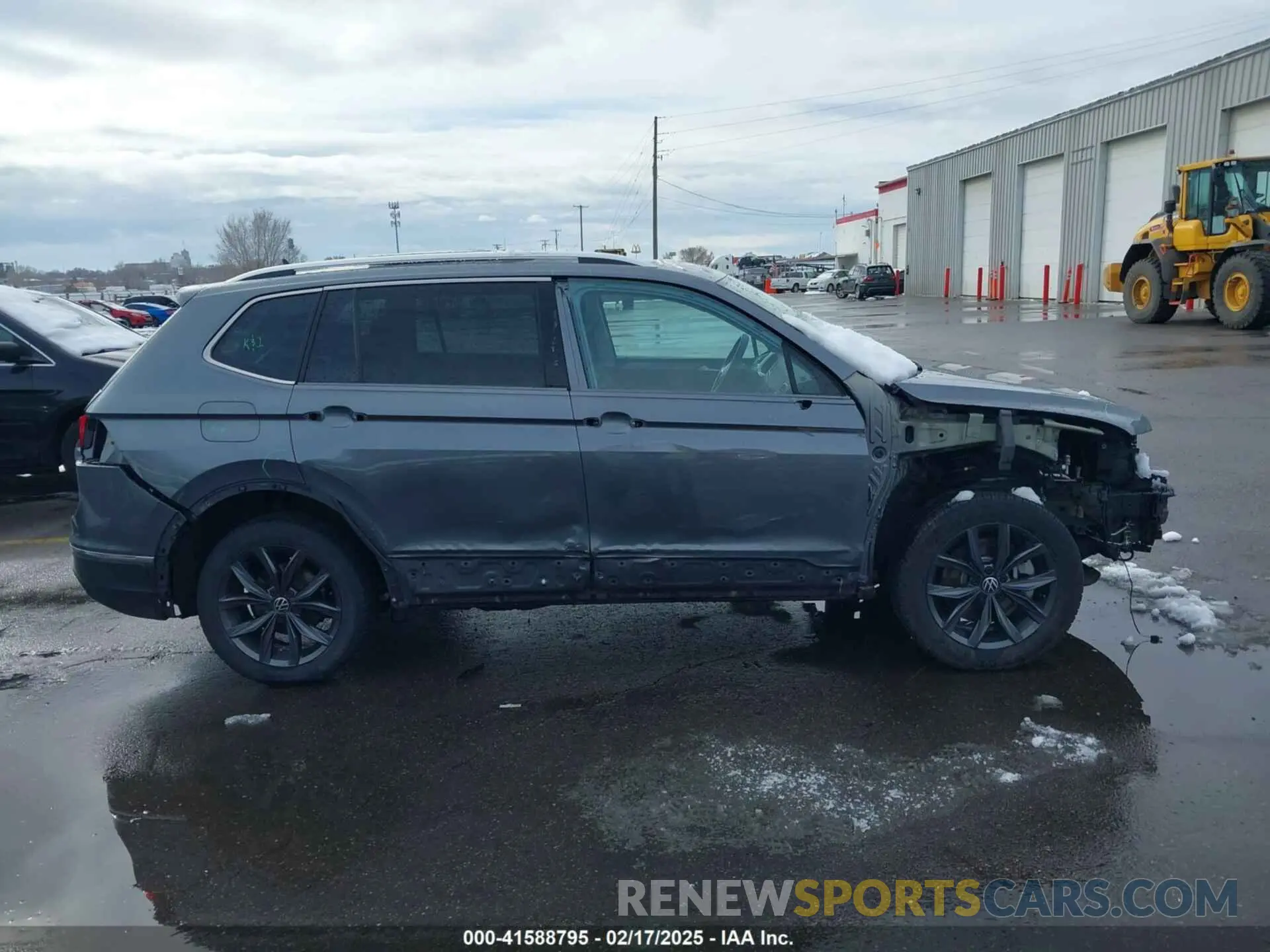 13 Photograph of a damaged car 3VV2B7AX2NM161365 VOLKSWAGEN TIGUAN 2022