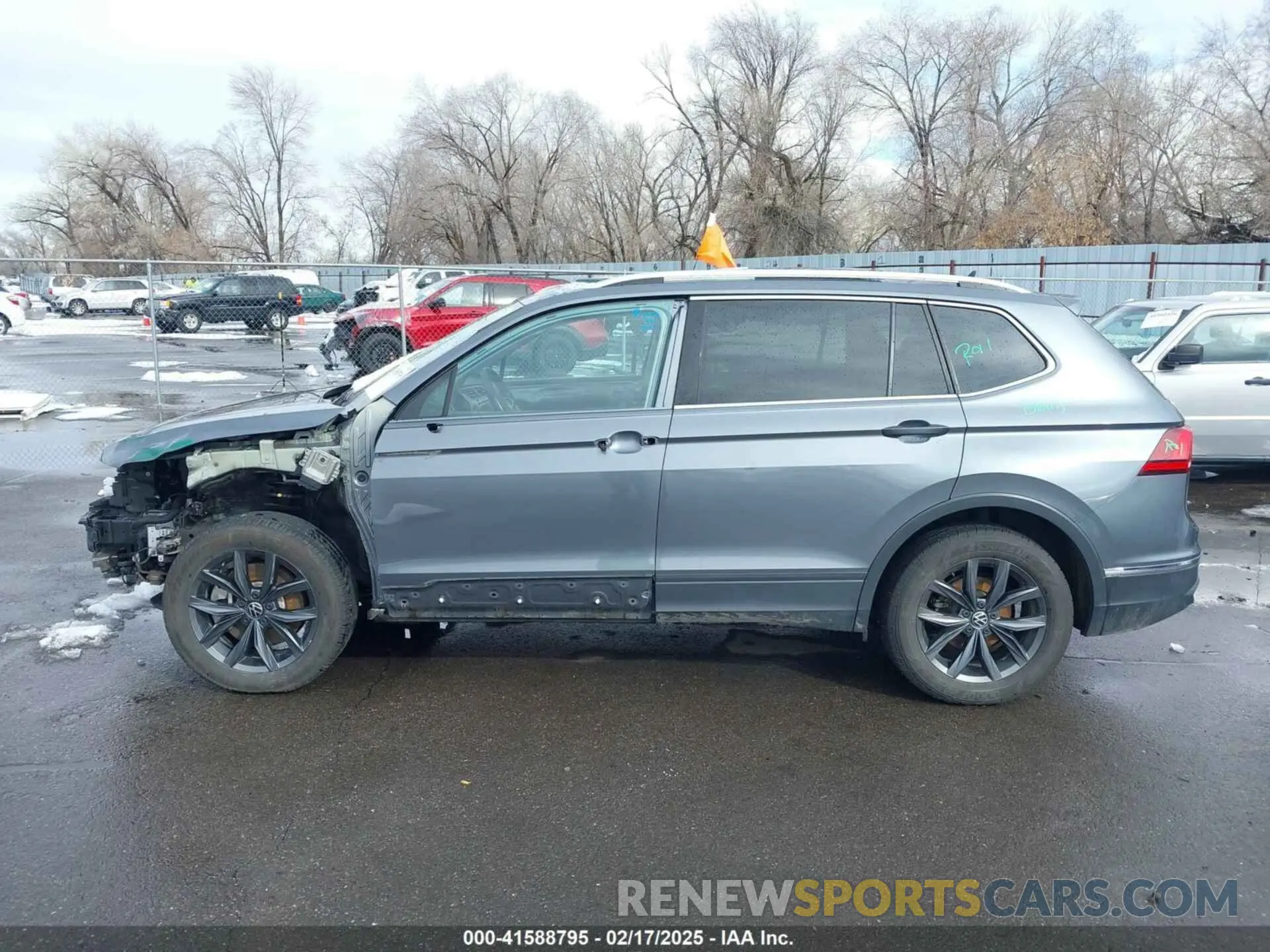 14 Photograph of a damaged car 3VV2B7AX2NM161365 VOLKSWAGEN TIGUAN 2022