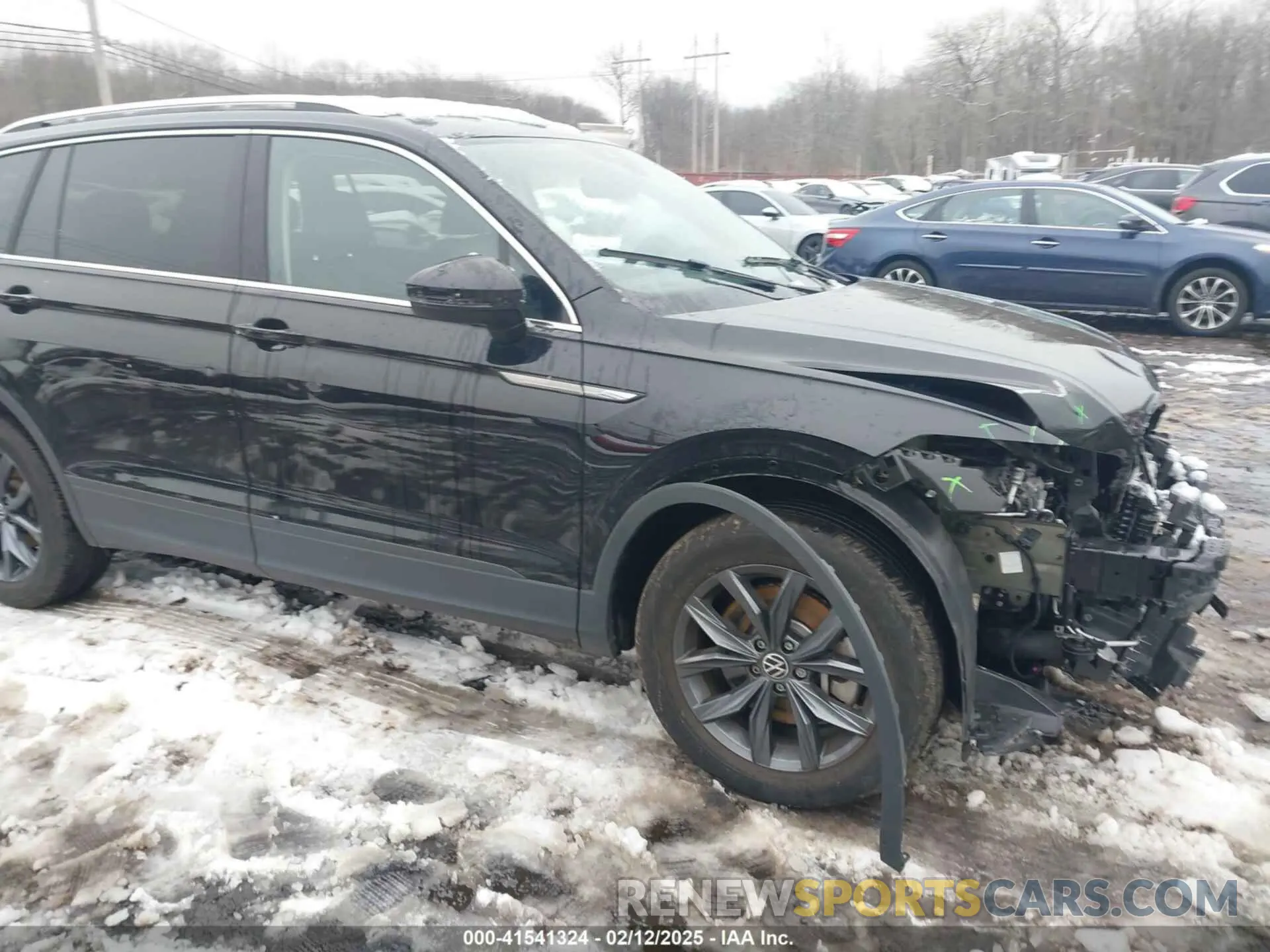 17 Photograph of a damaged car 3VV2B7AX3NM070010 VOLKSWAGEN TIGUAN 2022