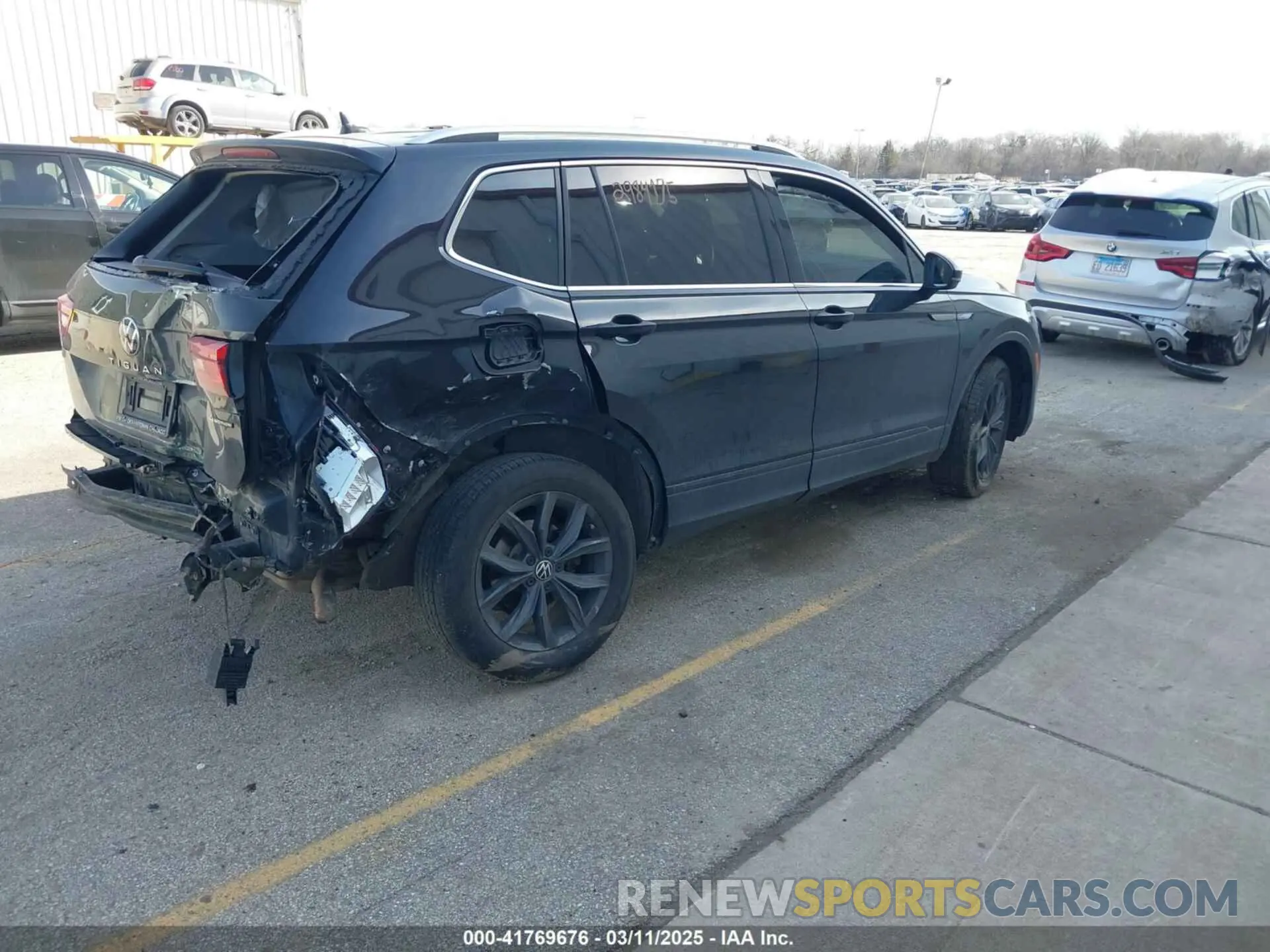 4 Photograph of a damaged car 3VV2B7AX4NM118467 VOLKSWAGEN TIGUAN 2022