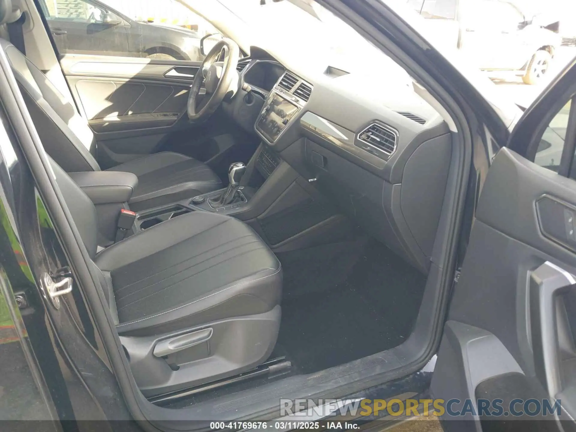 5 Photograph of a damaged car 3VV2B7AX4NM118467 VOLKSWAGEN TIGUAN 2022