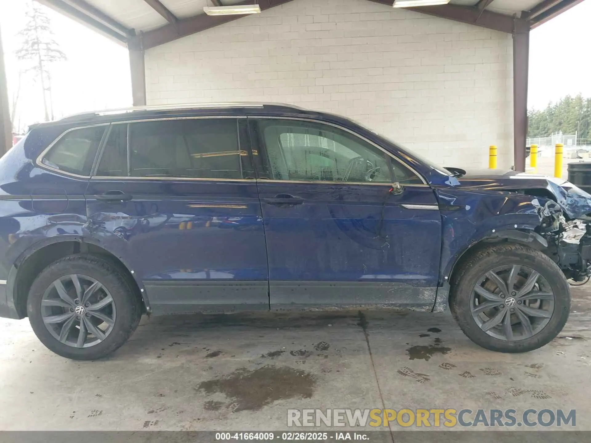 13 Photograph of a damaged car 3VV2B7AX5NM118400 VOLKSWAGEN TIGUAN 2022