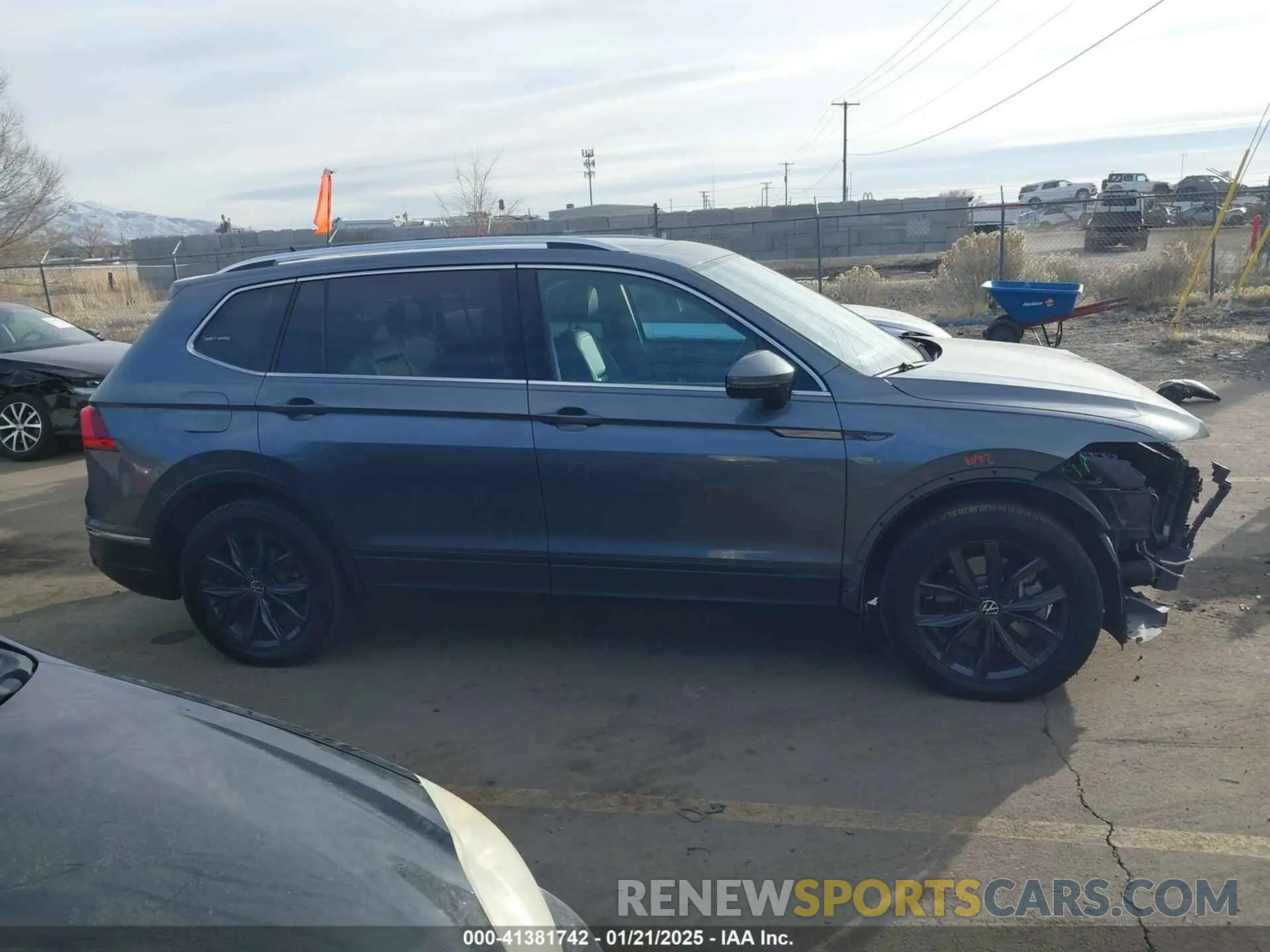 13 Photograph of a damaged car 3VV2B7AX7NM029685 VOLKSWAGEN TIGUAN 2022