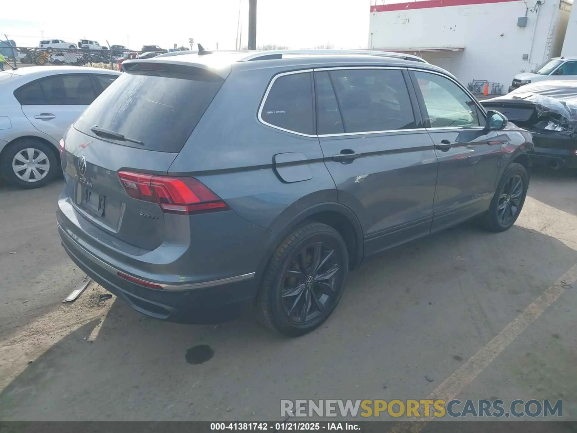 4 Photograph of a damaged car 3VV2B7AX7NM029685 VOLKSWAGEN TIGUAN 2022