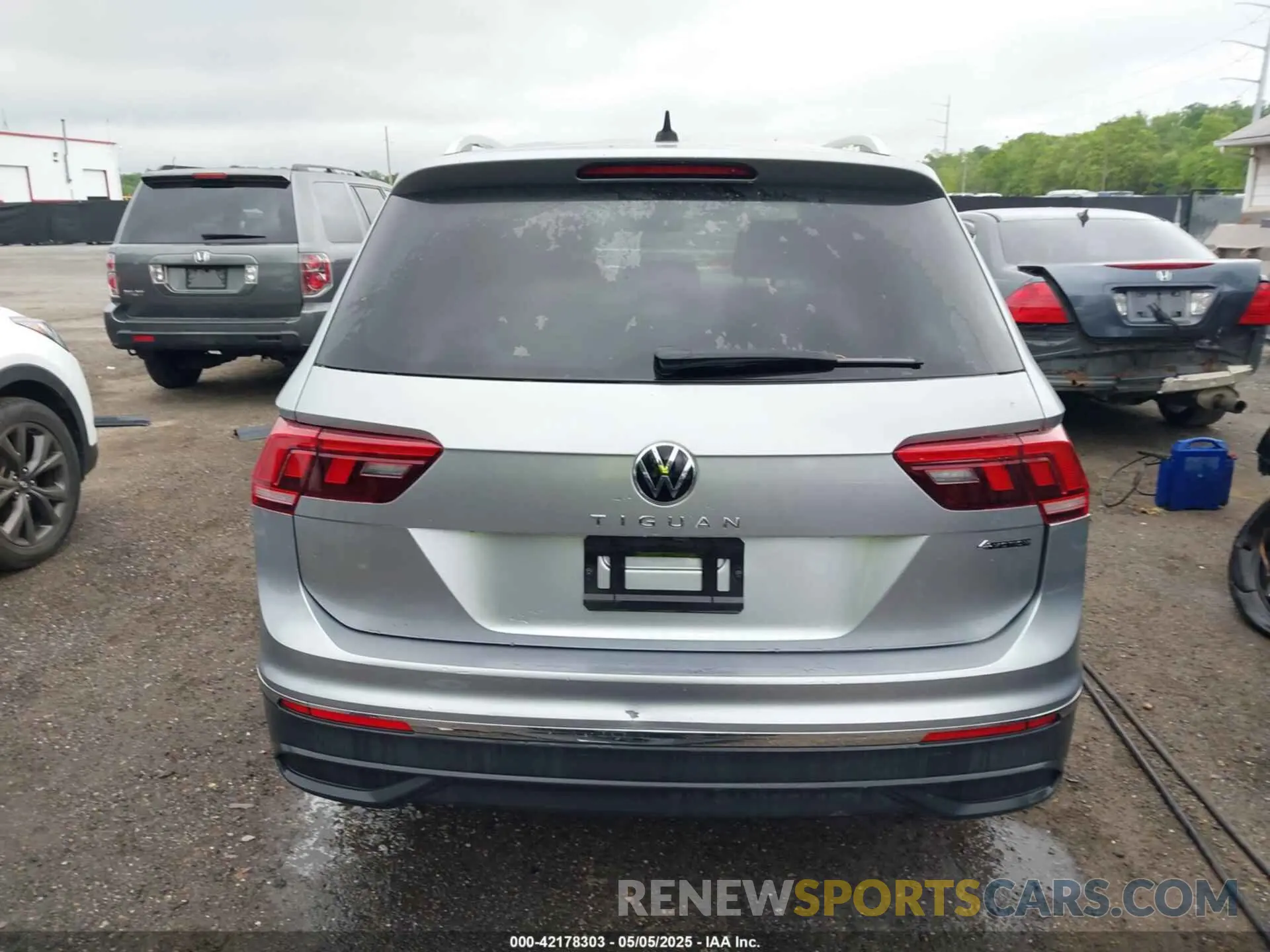 17 Photograph of a damaged car 3VV2B7AX7NM118981 VOLKSWAGEN TIGUAN 2022