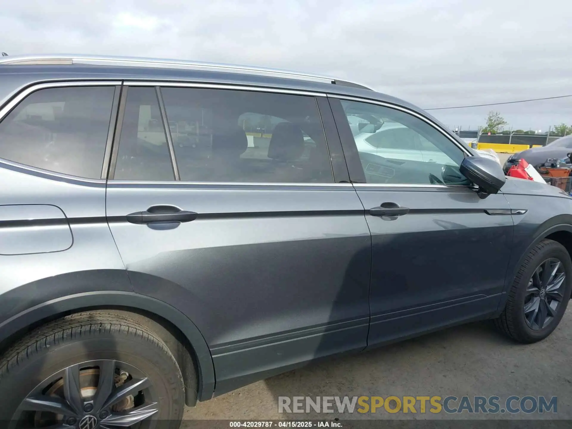 13 Photograph of a damaged car 3VV2B7AX8NM132534 VOLKSWAGEN TIGUAN 2022