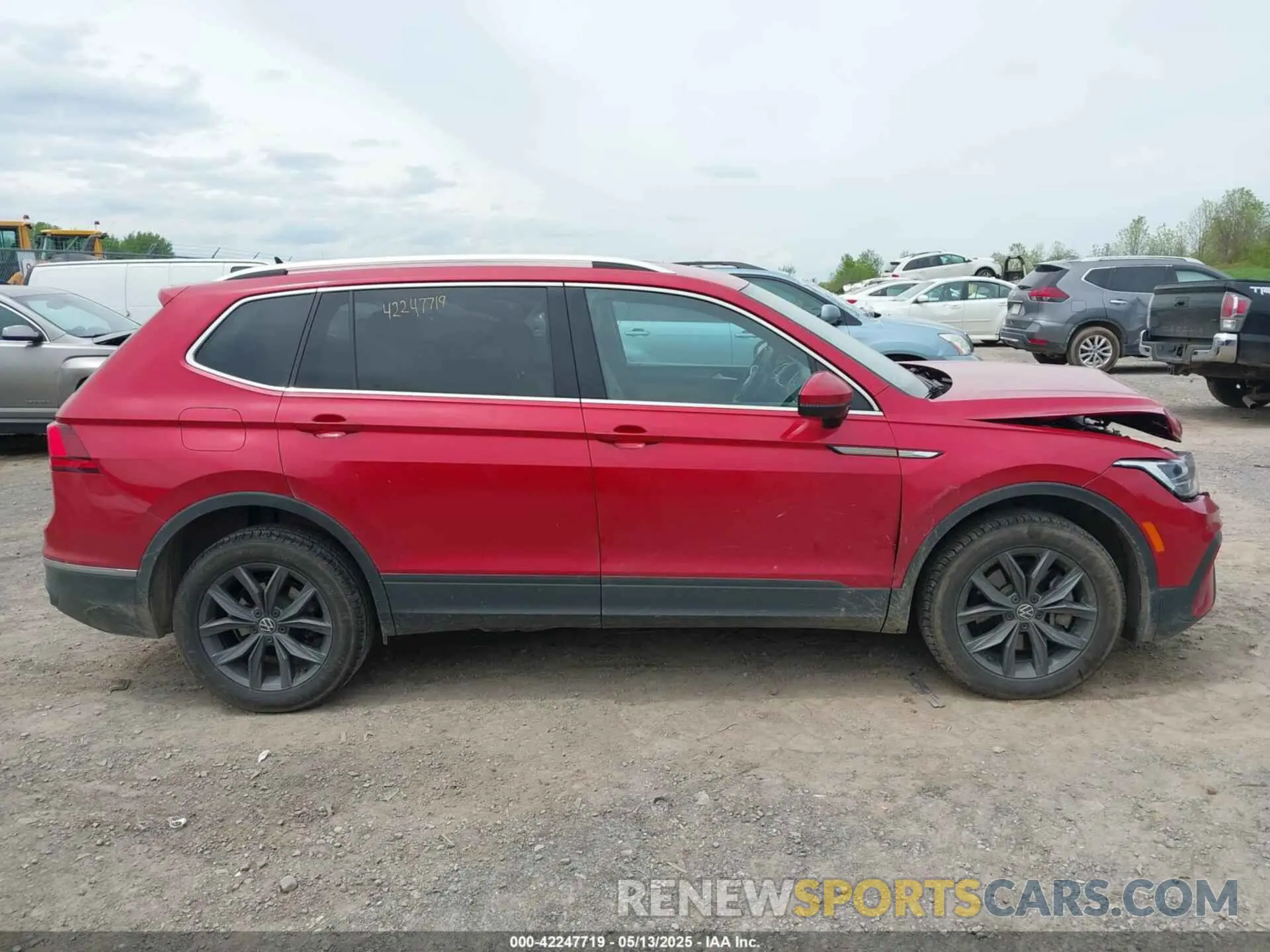 13 Photograph of a damaged car 3VV2B7AX9NM129948 VOLKSWAGEN TIGUAN 2022