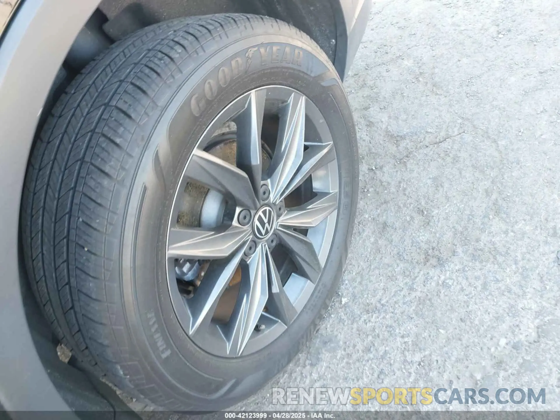 12 Photograph of a damaged car 3VV2B7AX9NM138939 VOLKSWAGEN TIGUAN 2022