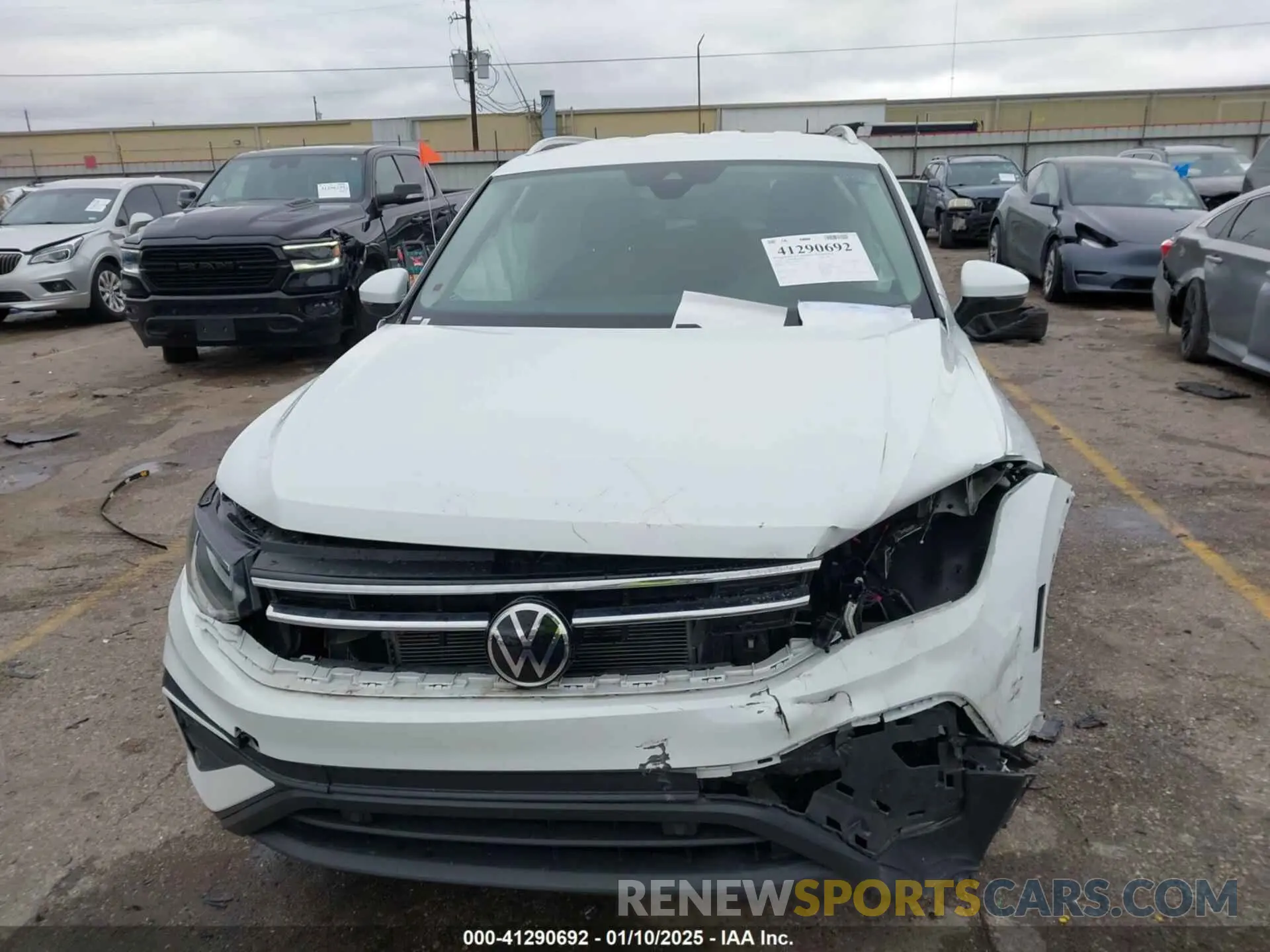 12 Photograph of a damaged car 3VV3B7AX0NM161398 VOLKSWAGEN TIGUAN 2022