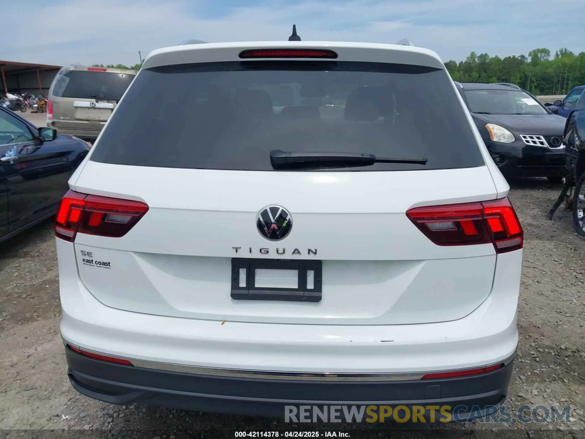 17 Photograph of a damaged car 3VV3B7AX3NM176770 VOLKSWAGEN TIGUAN 2022