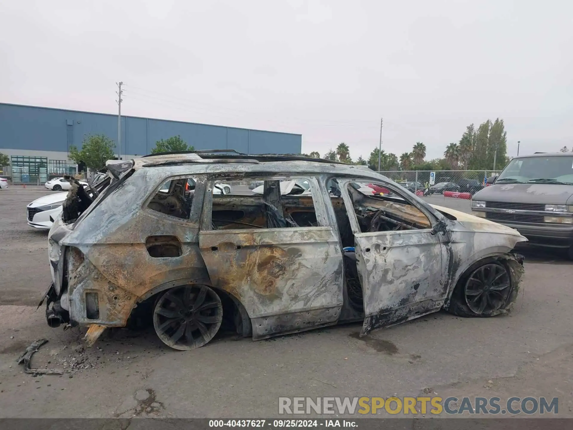 12 Photograph of a damaged car 3VV3B7AXXNM163448 VOLKSWAGEN TIGUAN 2022
