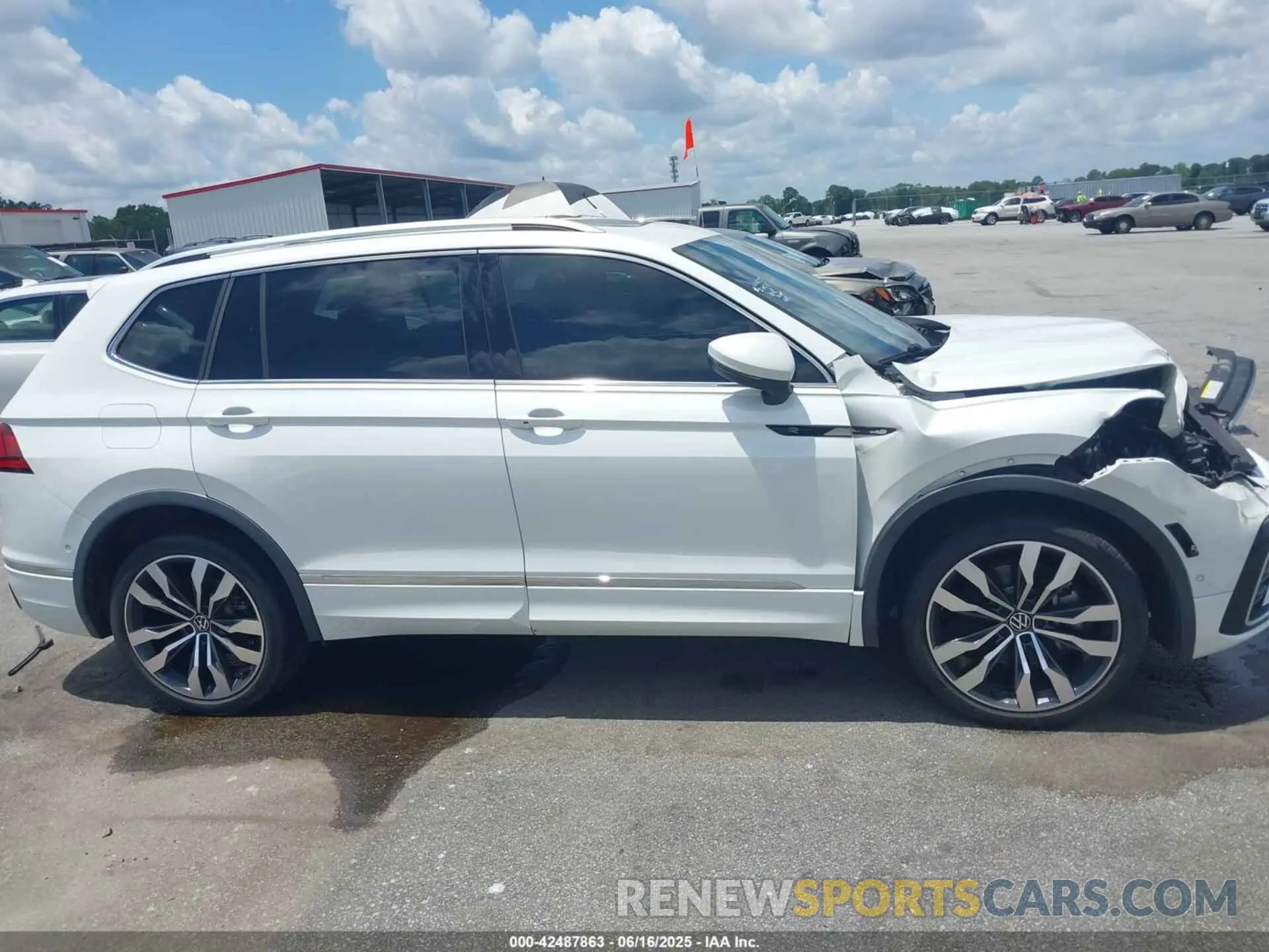 13 Photograph of a damaged car 3VV4B7AX1NM018304 VOLKSWAGEN TIGUAN 2022